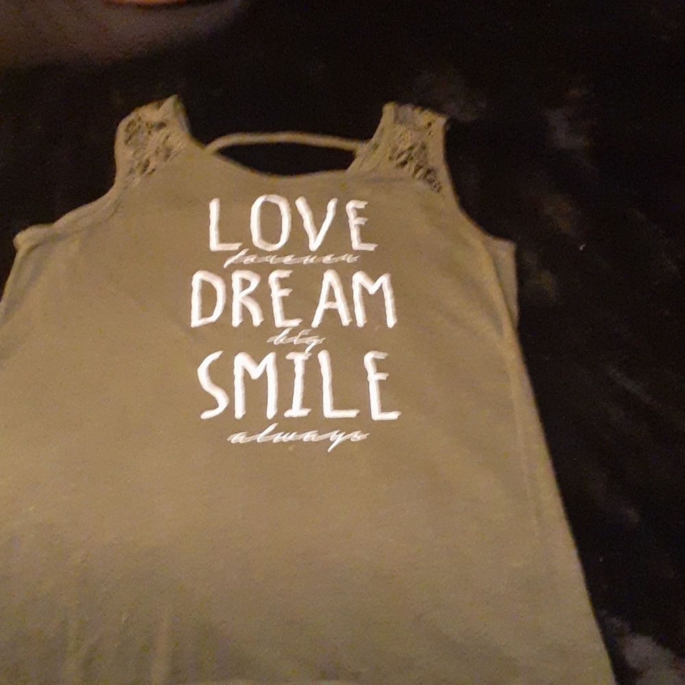 Tank top detailed with lace and saying